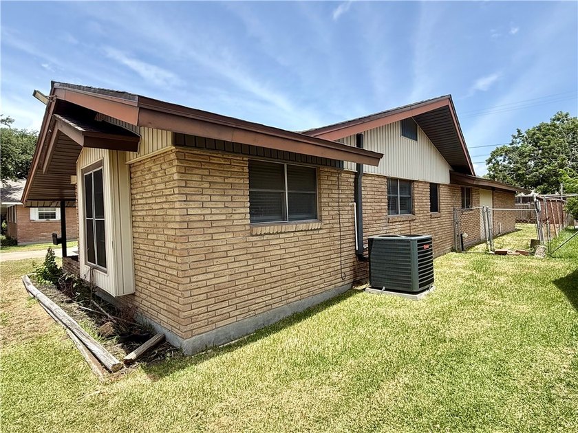 Welcome to this conveniently located 3-bedroom, 2-bath home - photo 15