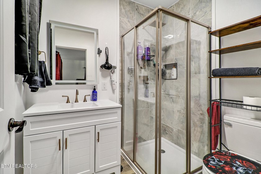 Could this be your dream home? Fully renovated with charming - photo 22