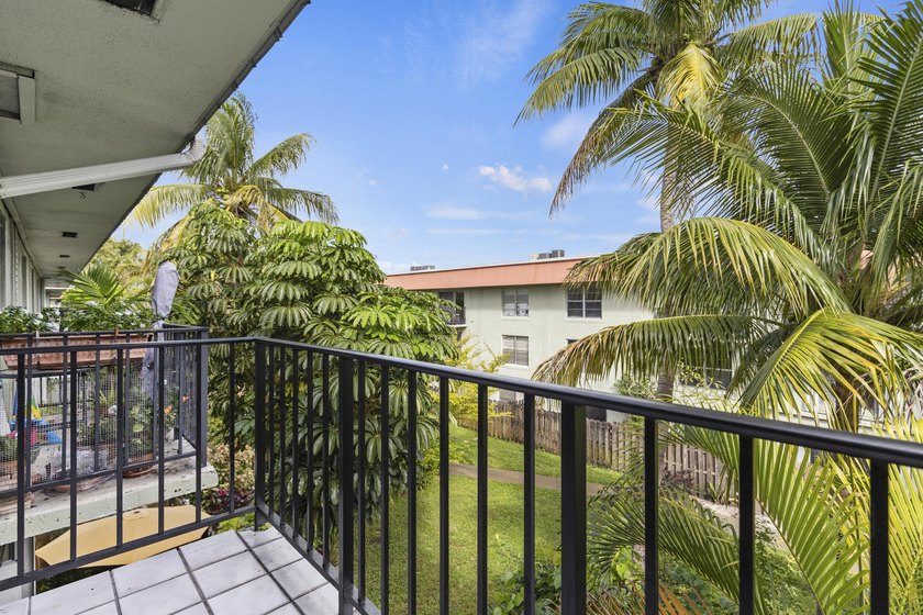 Rarely available! This stunning 2-bedroom, 2-bath corner unit in - photo 25