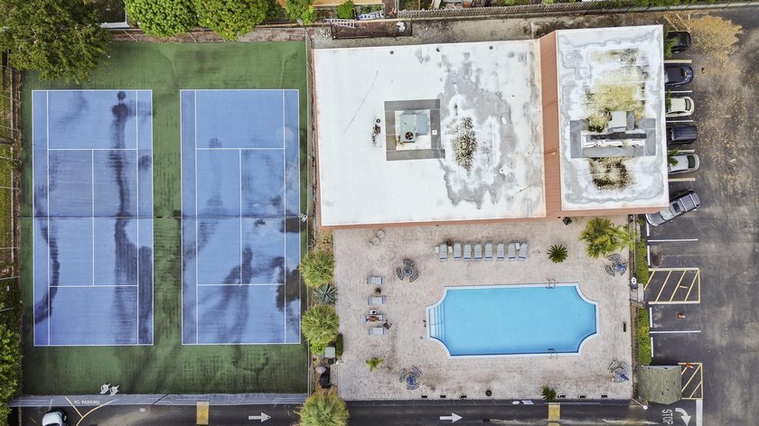 Rarely available! This stunning 2-bedroom, 2-bath corner unit in - photo 27