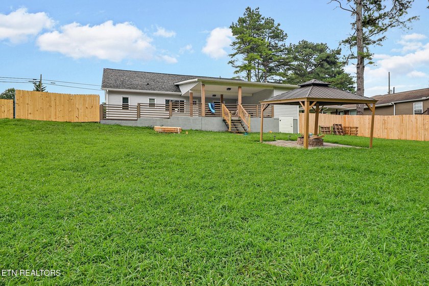 Could this be your dream home? Fully renovated with charming - photo 31