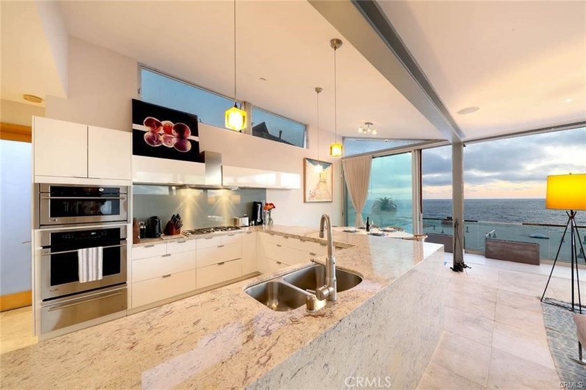 Panoramic Catalina Island views from this turn-key, SINGLE-LEVEL - photo 13