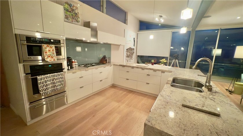Panoramic Catalina Island views from this turn-key, SINGLE-LEVEL - photo 14