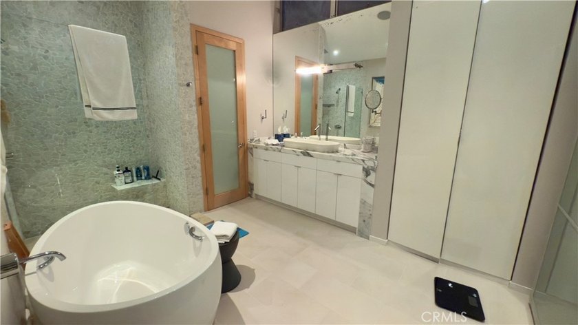 Panoramic Catalina Island views from this turn-key, SINGLE-LEVEL - photo 19