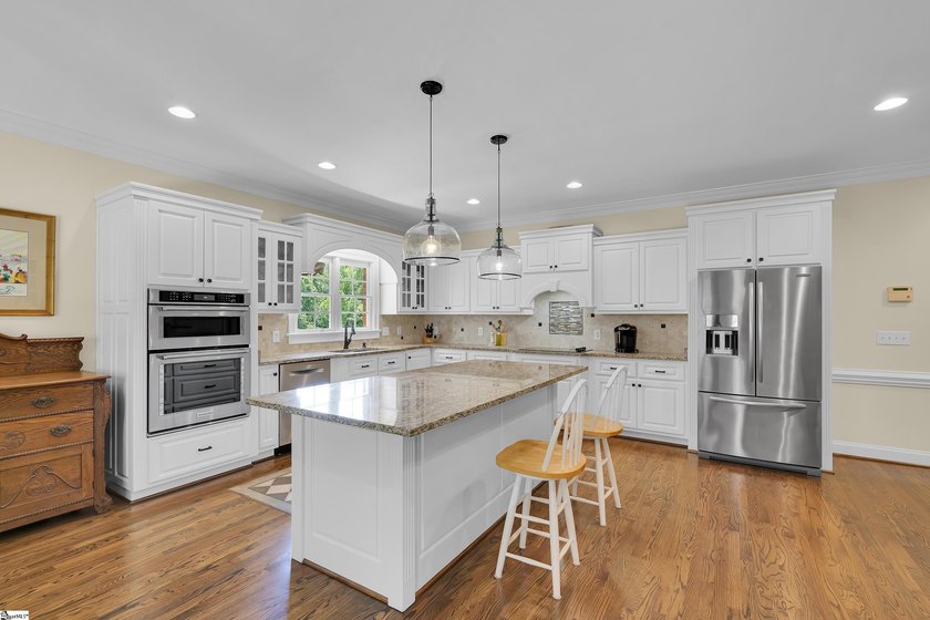 Spacious full-brick 4-bedroom, 3-bath home with a primary suite - photo 9