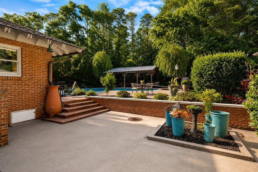 Welcome to 325 Lanham Circle, where timeless Southern elegance - photo 44