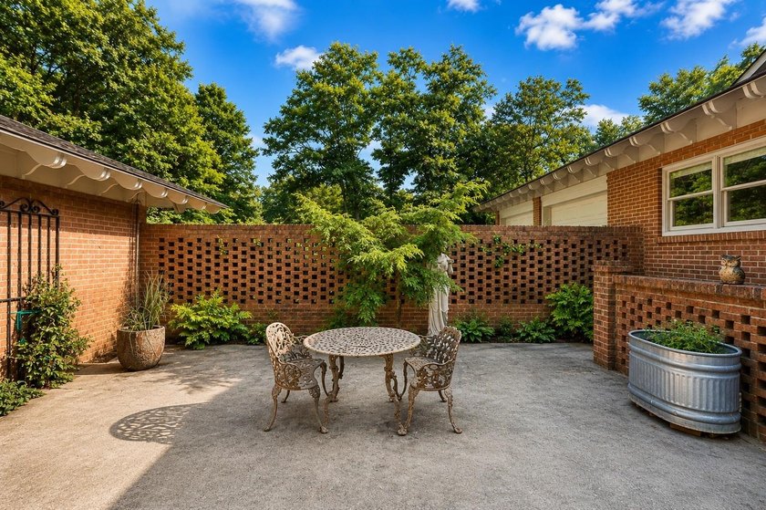 Welcome to 325 Lanham Circle, where timeless Southern elegance - photo 45
