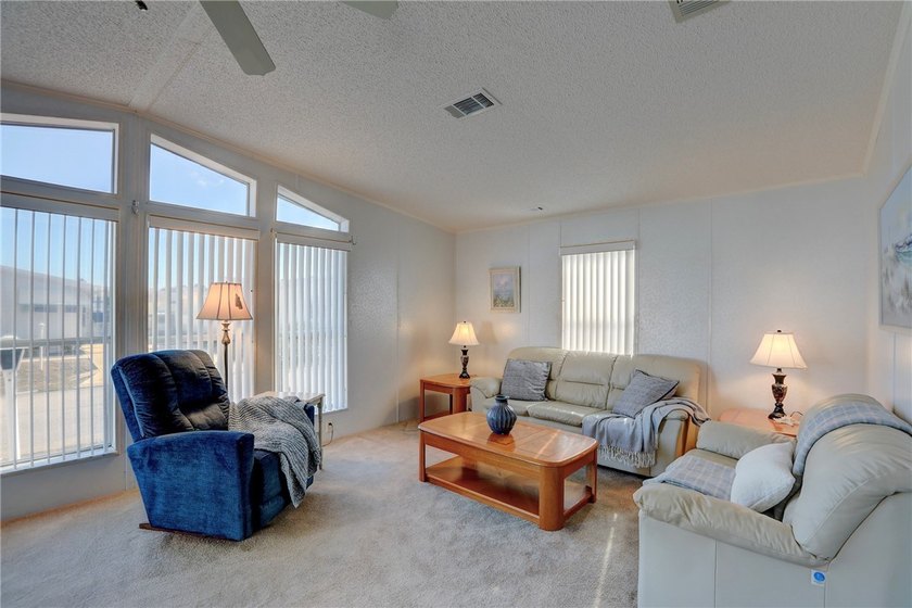 Offers sturdy 2x6 construction. Fully furnished residence - photo 3