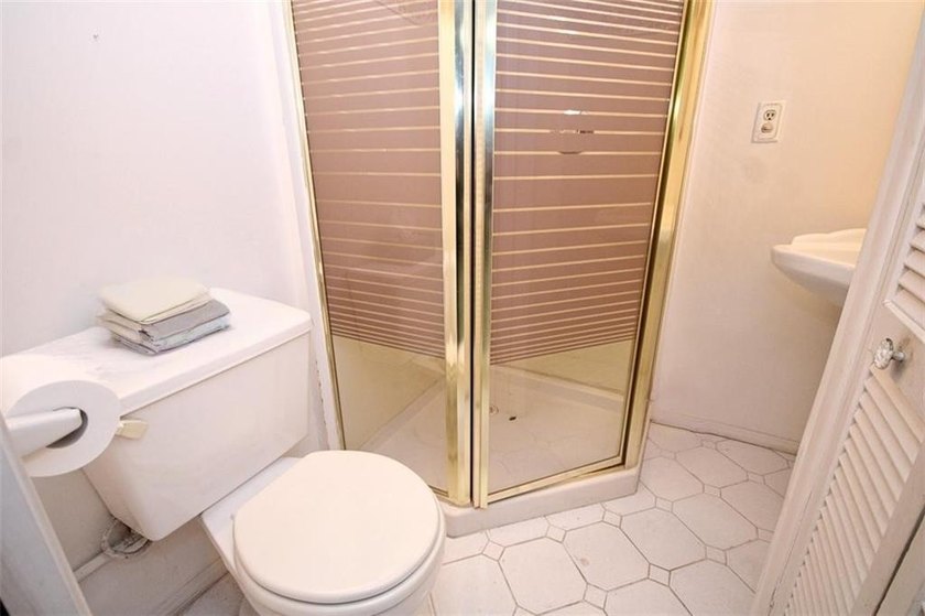 Opportunity-Filled Single-Family Home in Bensonhurst - 3 - photo 22