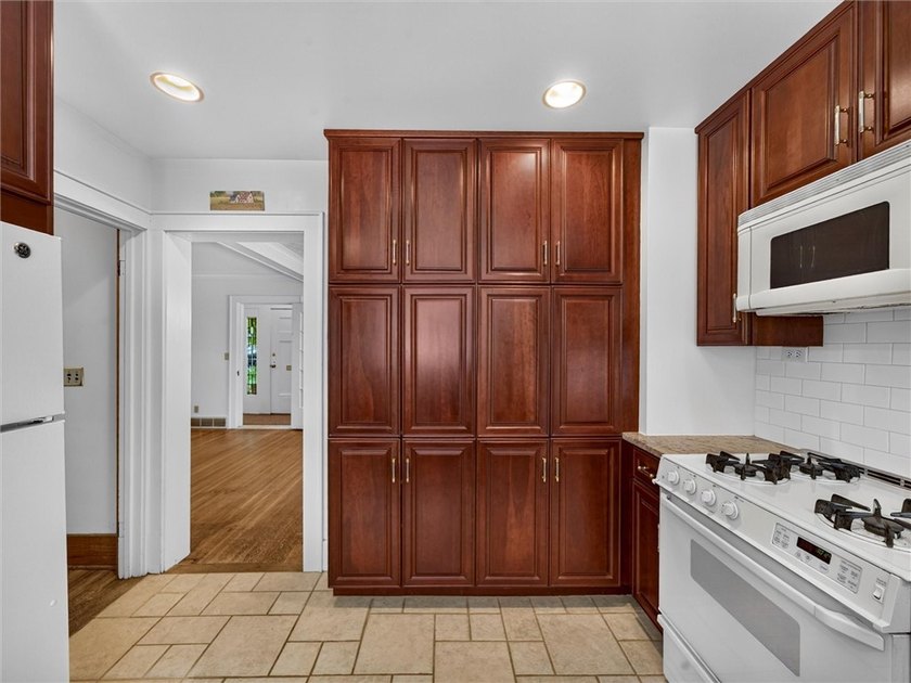 ***OPEN HOUSE THURSDAY 7/16 FROM 4-6PM*** Welcome home to this - photo 4