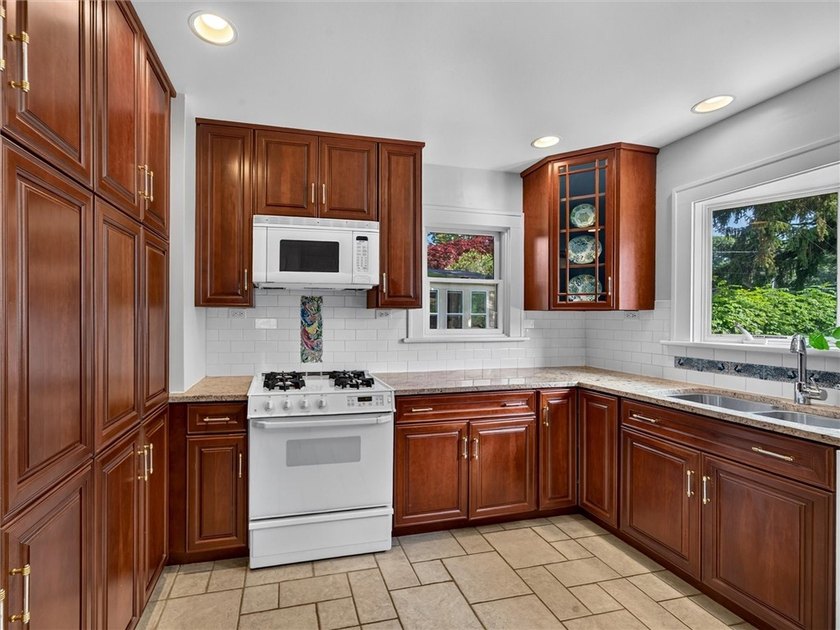 ***OPEN HOUSE THURSDAY 7/16 FROM 4-6PM*** Welcome home to this - photo 5