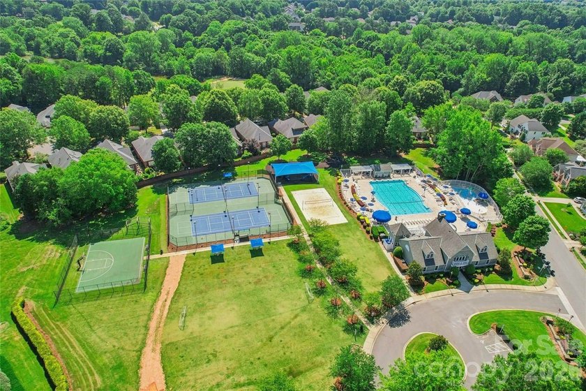 A GEM in the heart of the highly sought-after golf course - photo 2