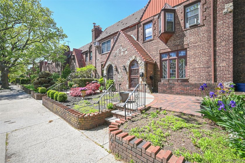 Beautifully maintained attached brick Tudor in a prime Fresh - photo 2