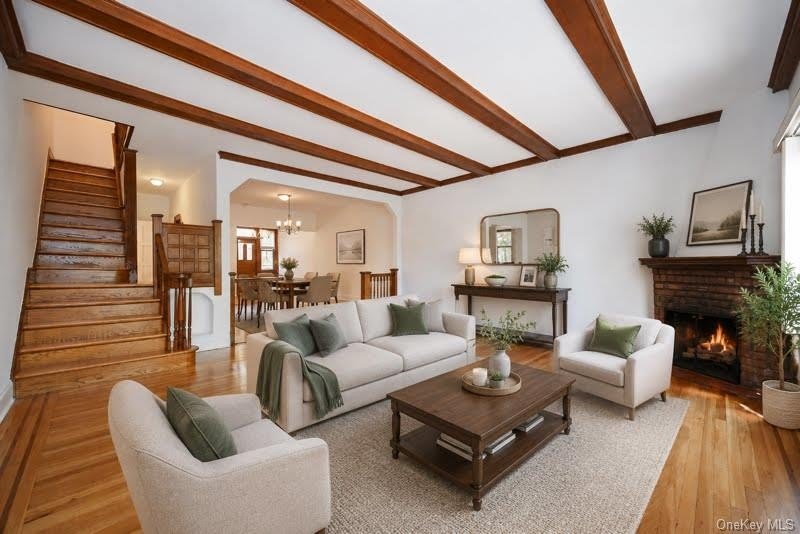 Beautifully maintained attached brick Tudor in a prime Fresh - photo 4