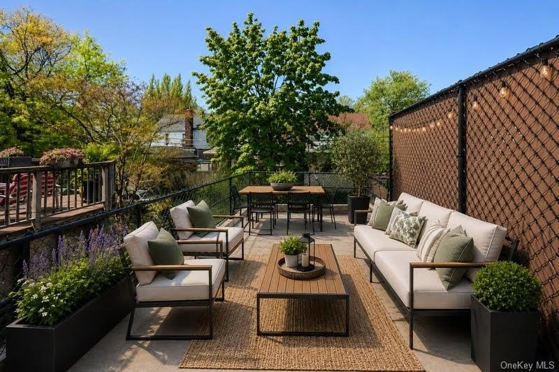 Beautifully maintained attached brick Tudor in a prime Fresh - photo 8