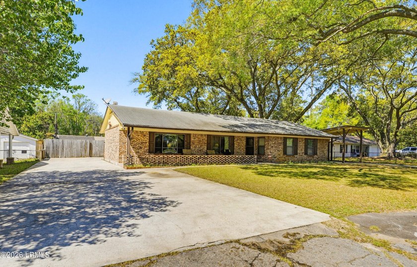 NO HOA community: This single-story home is in a great biking - photo 2