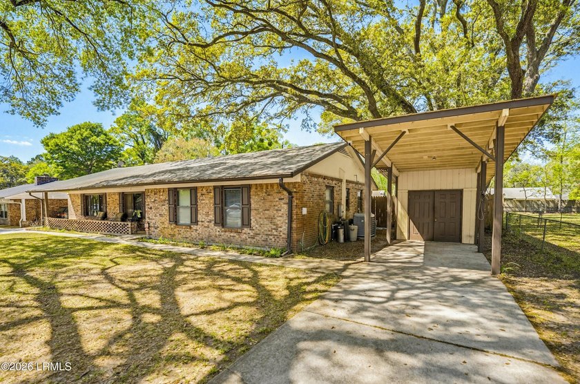 NO HOA community: This single-story home is in a great biking - photo 5