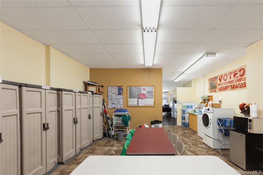 Strong mixed-use investment opportunity in Auburndale, Flushing - photo 4