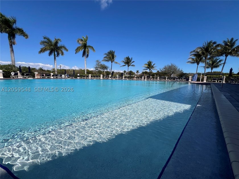Beautiful 3-bedroom, 2-bathroom apartment located in an - photo 22