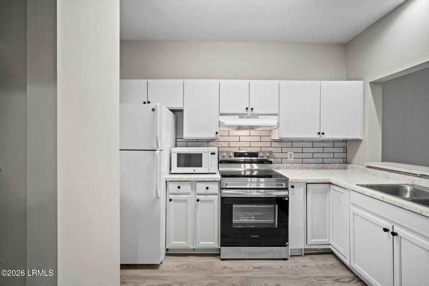 This villa has a bright, refreshed, move-in-ready feel with NEW - photo 8
