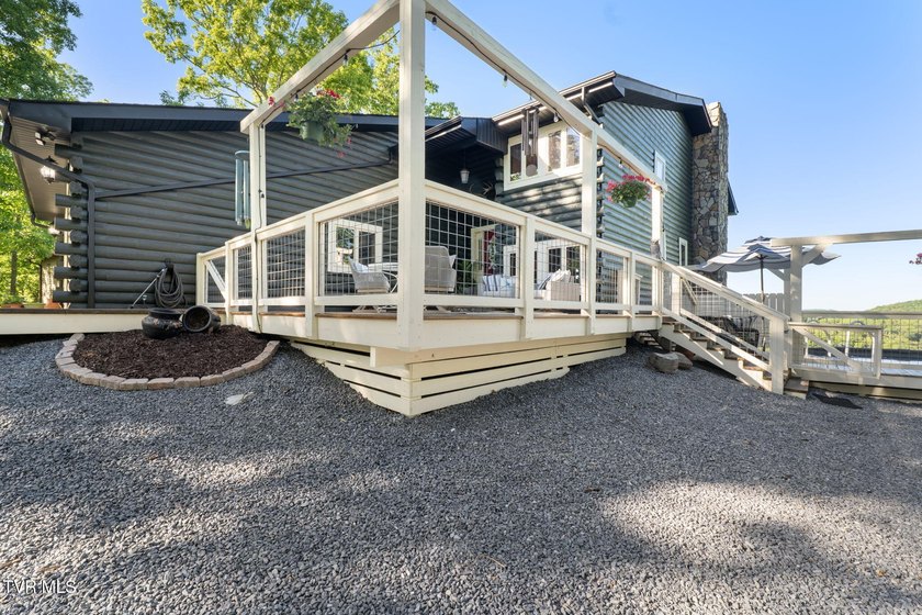 Welcome to this stunning cabin-style modern home offering - photo 3