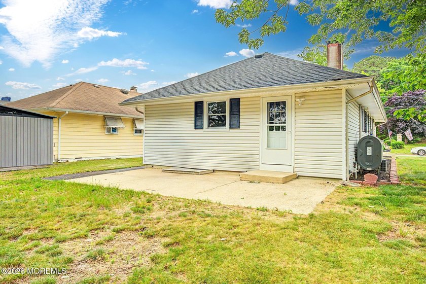 THIS HOME IS STUNNING!! EVERYTHING IS BRAND NEW AND ABSOLUTELY - photo 28