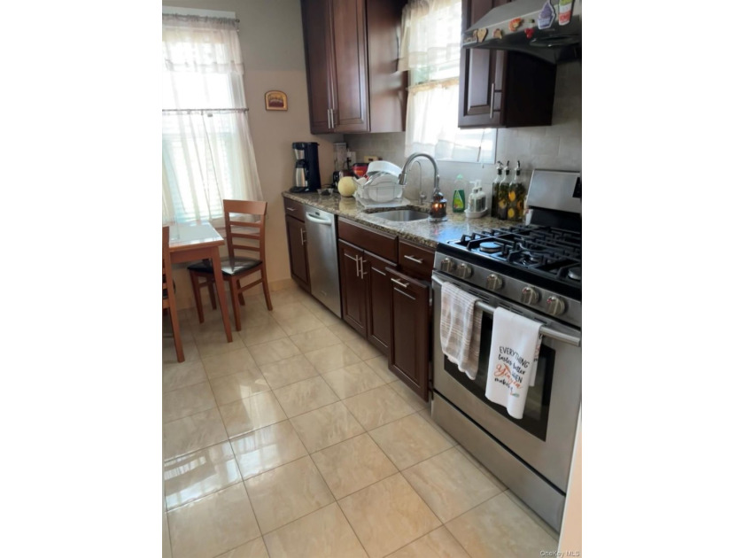 Move-in ready 2 family. walk to LIRR, Bus,shops and houses of - photo 4