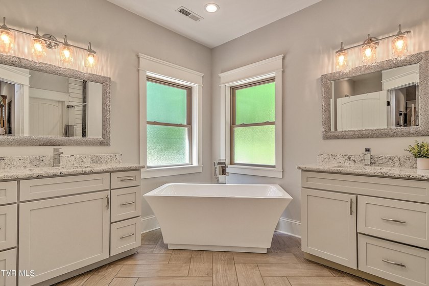 Back on the Market at no fault of house or Sellers. Luxury - photo 8