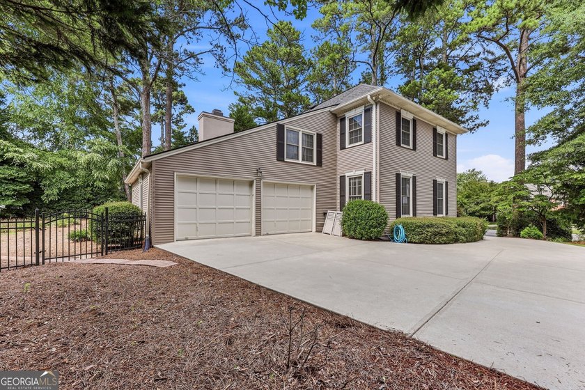 Enjoy the best of Lake Lanier living from this spacious - photo 5