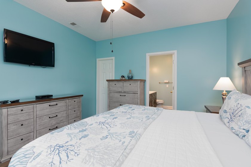 Nice two bedroom, two bath Canterbury Court condo located on a - photo 25