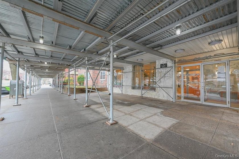 Spacious 1 Bedroom Apartment in a High-rise Co-op building - photo 4