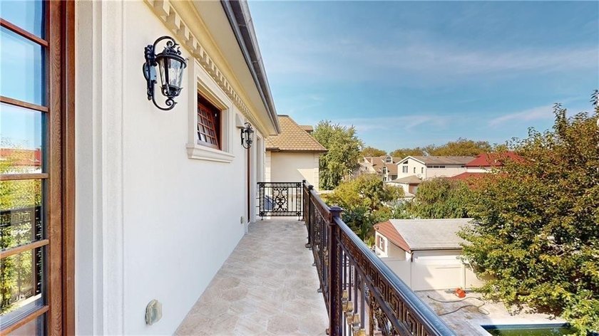 Best neighborhood! Luxury 3 story Mansion-Like house, among very - photo 9