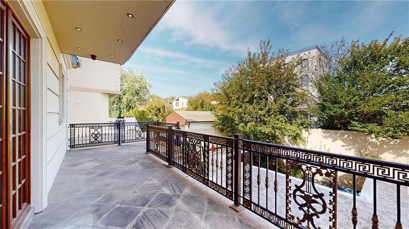 Best neighborhood! Luxury 3 story Mansion-Like house, among very - photo 10