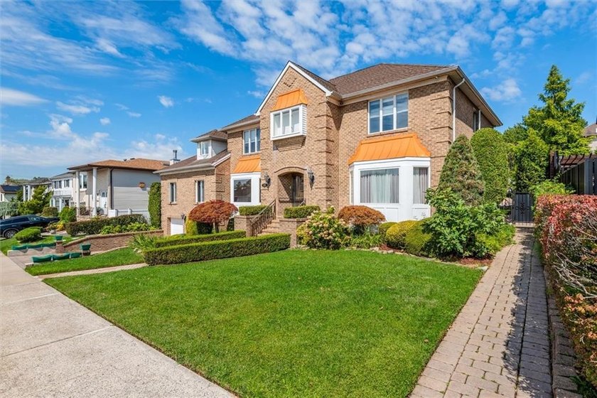 Richmondtown Luxury All-Brick Colonial Located in the - photo 4