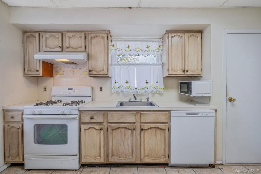 Welcome Home To This Charming Lindenhurst Colonial Nestled In - photo 5