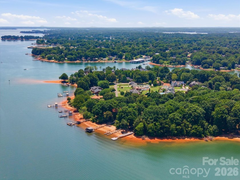 This meticulously maintained home on the 13th hole of Lake - photo 3