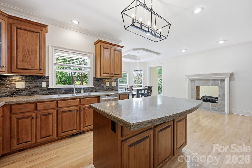 This meticulously maintained home on the 13th hole of Lake - photo 8