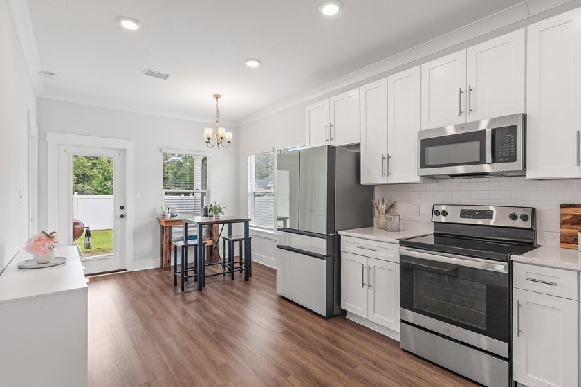 2022-built single-family home featuring 3 bedrooms, 2 baths with - photo 4