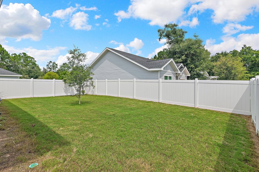 2022-built single-family home featuring 3 bedrooms, 2 baths with - photo 5