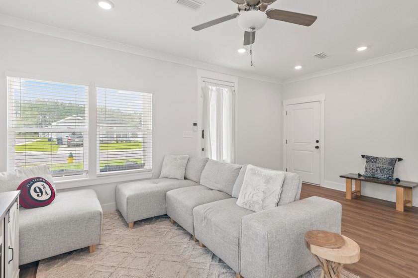 2022-built single-family home featuring 3 bedrooms, 2 baths with - photo 9