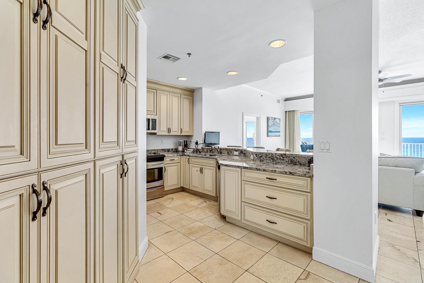 Empress 704 offers a distinctive design, breathtaking Gulf and - photo 9