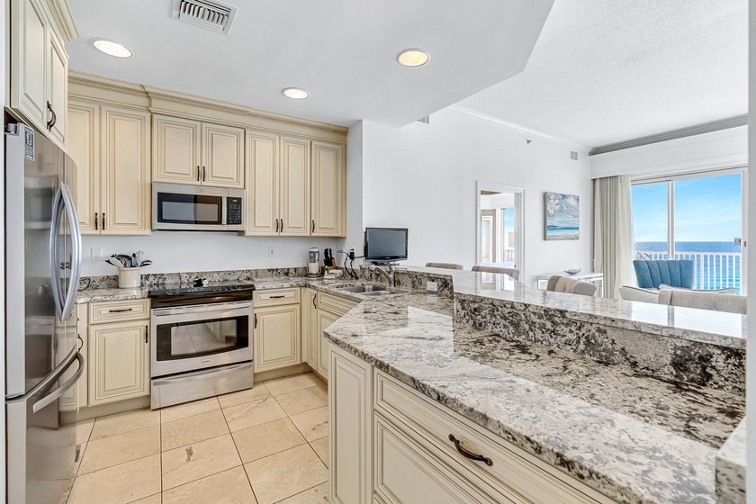 Empress 704 offers a distinctive design, breathtaking Gulf and - photo 10