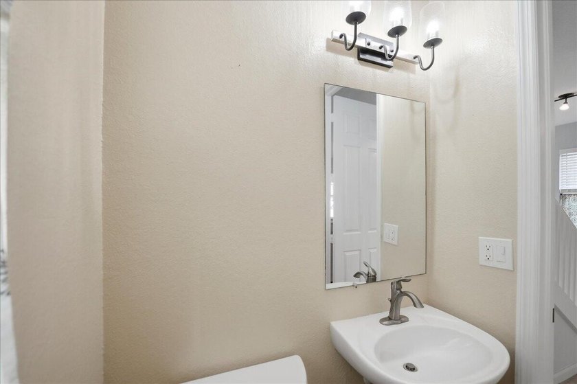 Discover this beautiful three bedroom 2.5 bath, 2.5-bath - photo 11