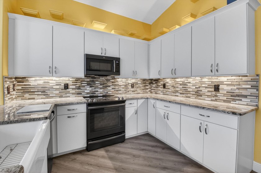 Welcome to your new home! As you pull up you will notice full - photo 15