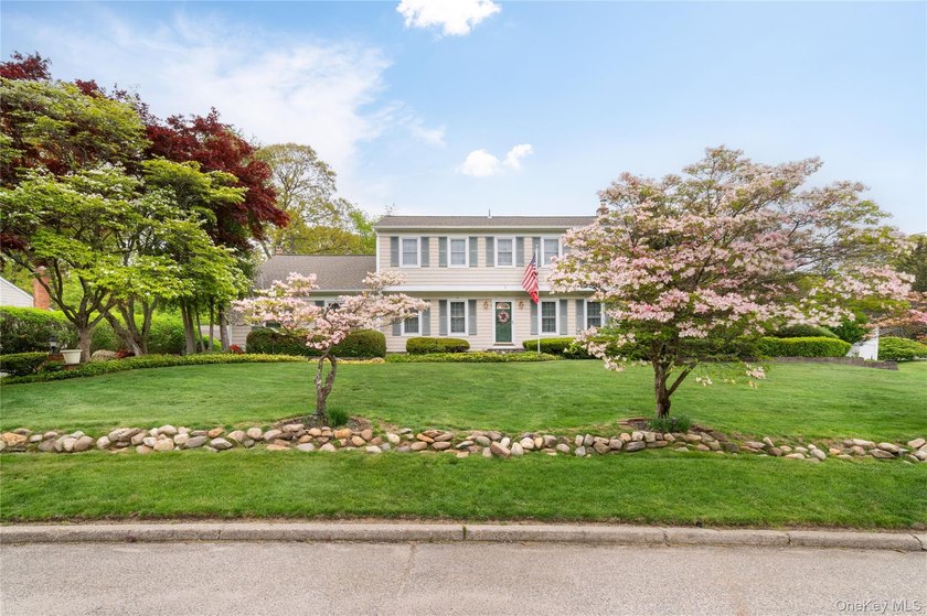 Welcome to this beautiful 4-bedroom, 2.5-bath Colonial located - photo 3