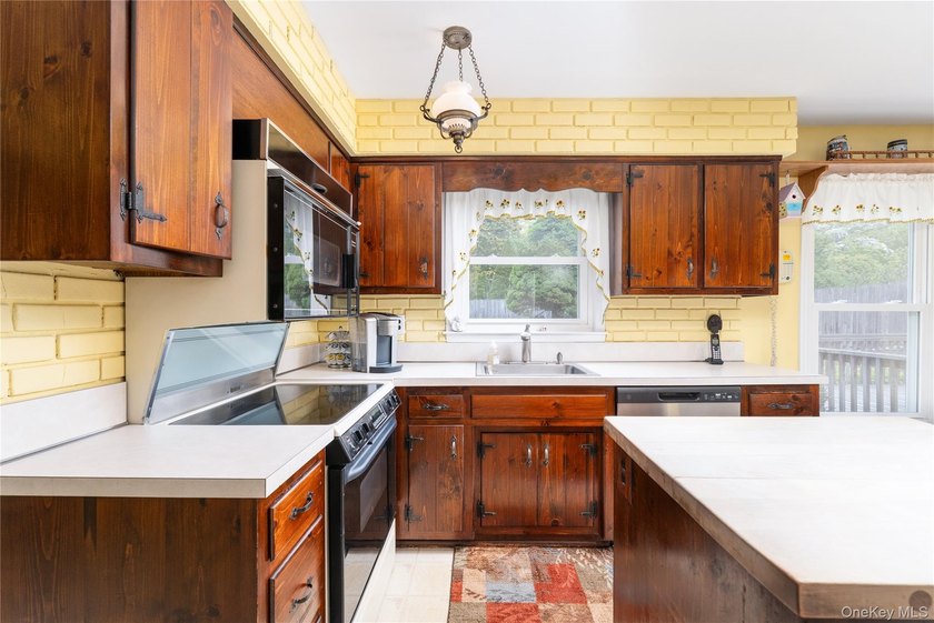Welcome to this beautiful 4-bedroom, 2.5-bath Colonial located - photo 9