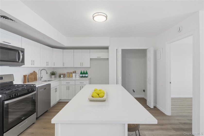 Contemporary Waterfront Condominium with Manhattan Views in - photo 4