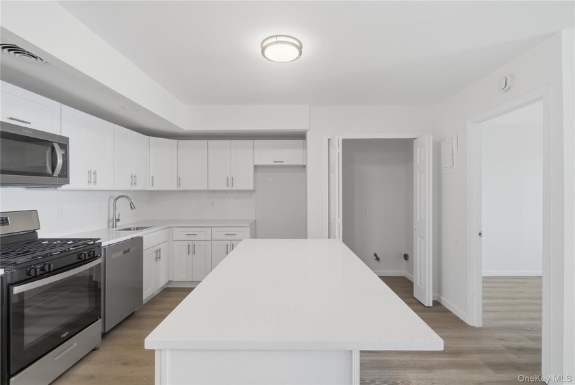 Contemporary Waterfront Condominium with Manhattan Views in - photo 5