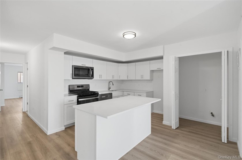 Contemporary Waterfront Condominium with Manhattan Views in - photo 6