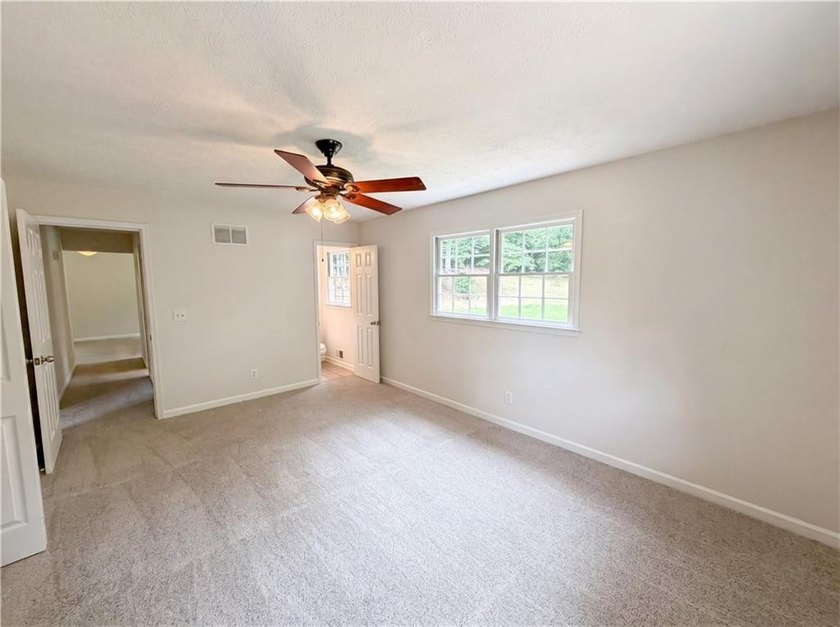 Welcome home to this charming home Featuring an inviting - photo 11